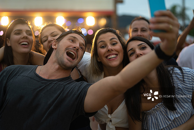 朋友们在沙滩派对上自拍图片素材