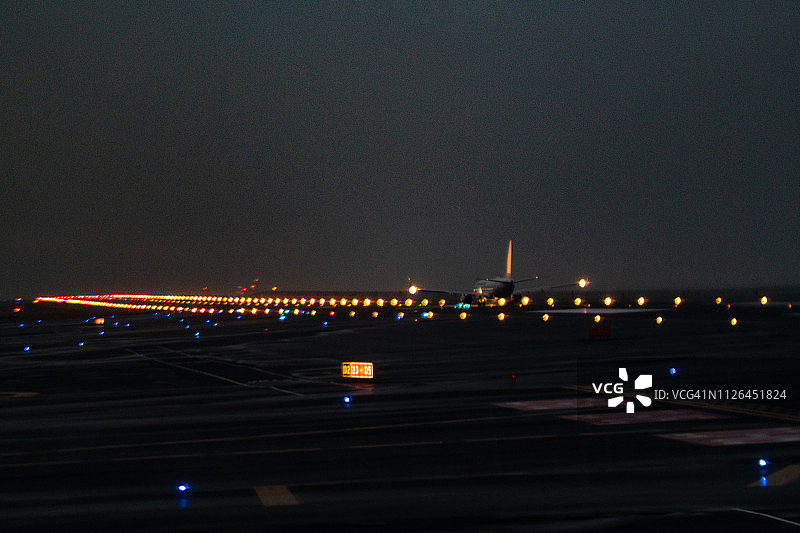 在日本东京羽田国际机场（HND）起飞的飞机图片素材