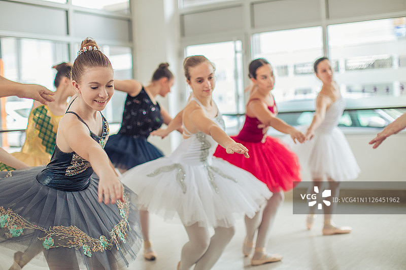 芭蕾舞演员表演图片素材