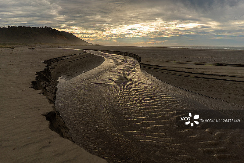 加利福尼亚州北部空旷的海滩溪流出口图片素材