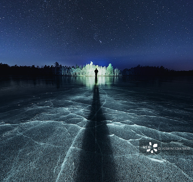 冰面上的断裂投影图片素材