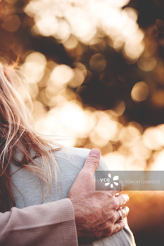 情侣拥抱的背影图片素材