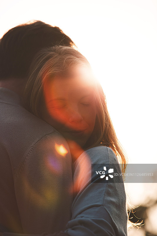 情侣在日落时分户外拥抱图片素材
