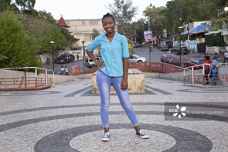 在太子港的海地妇女图片素材