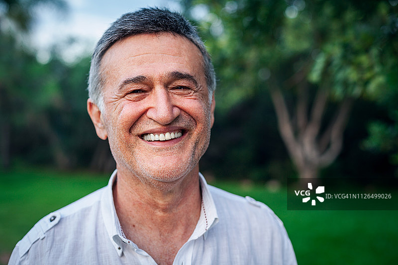 快乐的成熟男人微笑图片素材