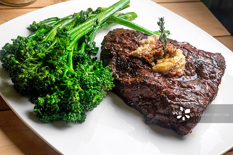 西冷牛排配西兰花图片素材