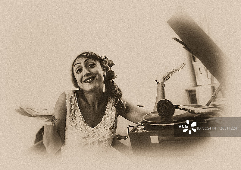 美女和留声机图片素材