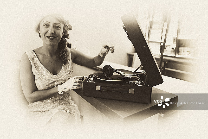 美女和留声机图片素材