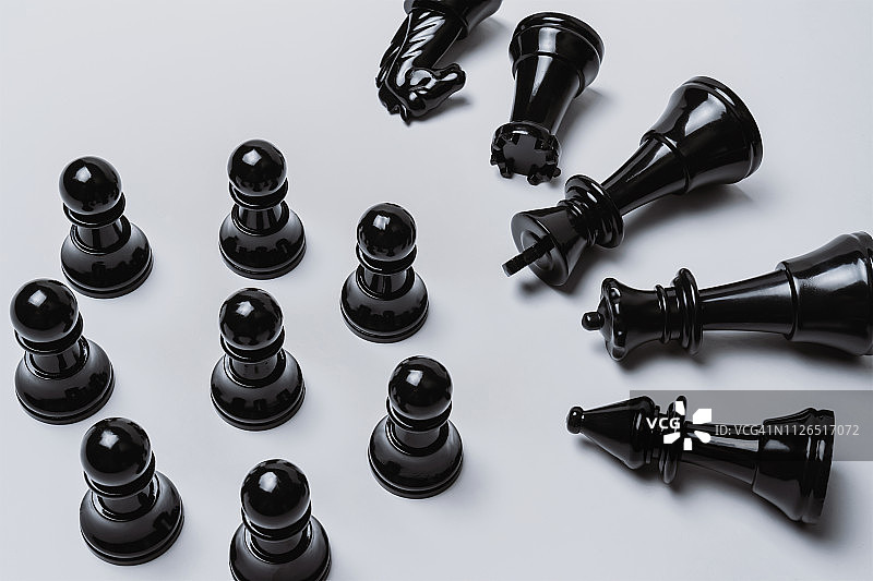 士兵棋子对抗倒下的权威人物：关于兵变、叛乱和革命的国际象棋概念图片素材