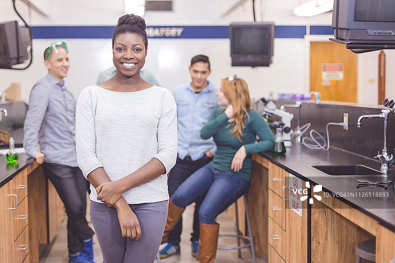 在大学科学实验室里的非裔美国理科学生肖像图片素材