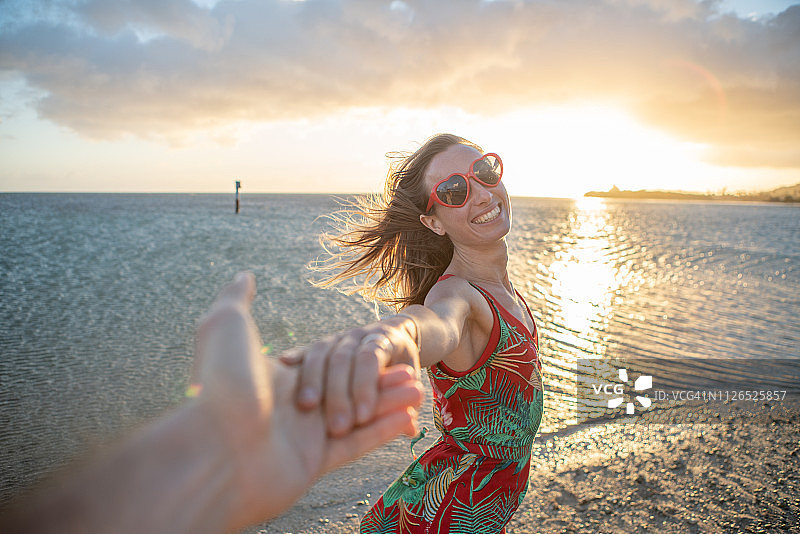 情侣手牵手在海滩欣赏日落图片素材