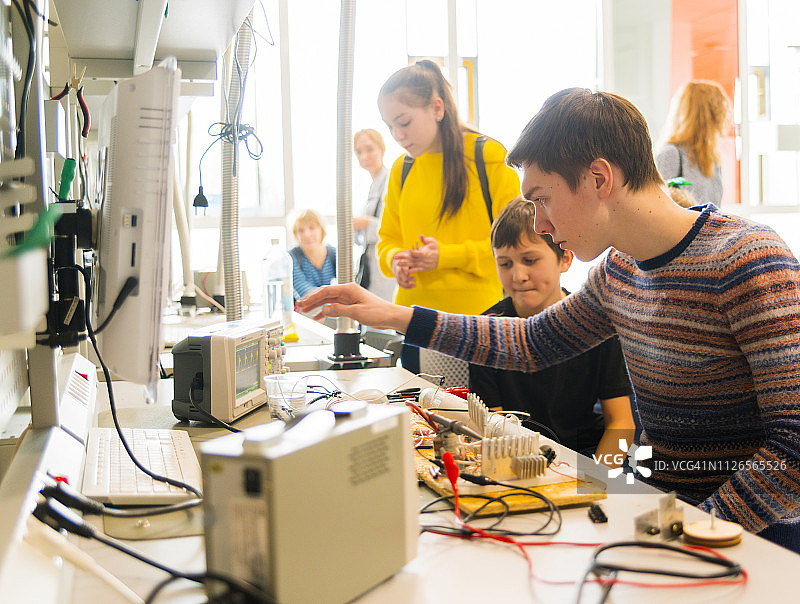 不同年龄段的儿童在工程实验室工作图片素材