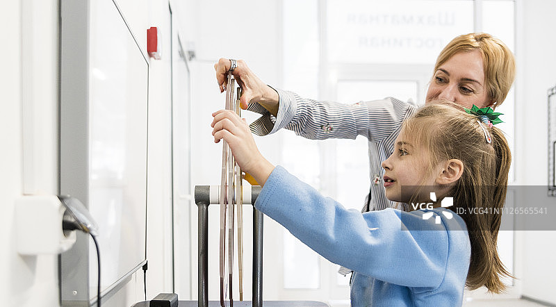 一家人，孩子们和成年人，在科技馆里玩得很开心图片素材