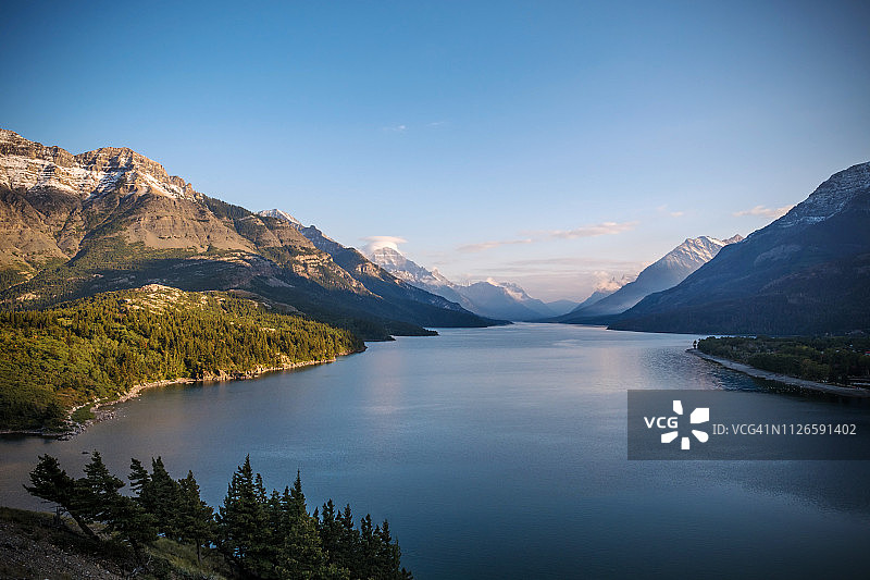 加拿大艾伯塔省沃特顿湖国家公园日落时分的壮丽山景图片素材