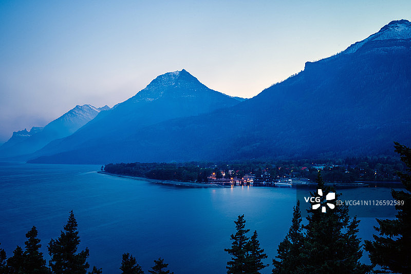 加拿大艾伯塔省沃特顿湖国家公园日落时分的壮丽山景图片素材