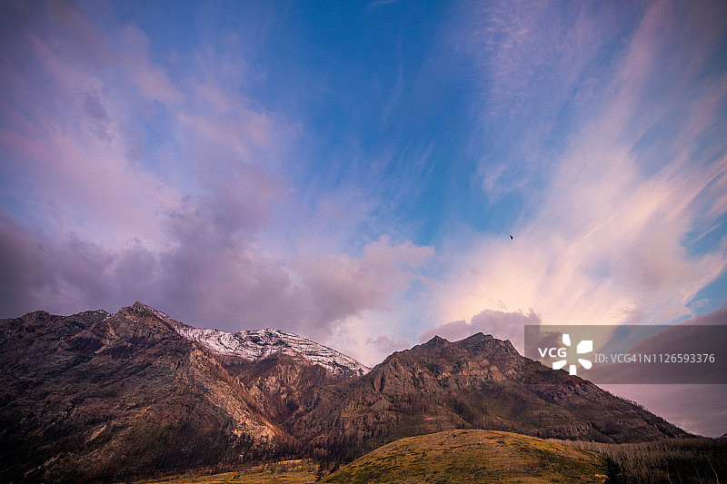 加拿大沃特顿湖国家公园的壮丽山脉图片素材