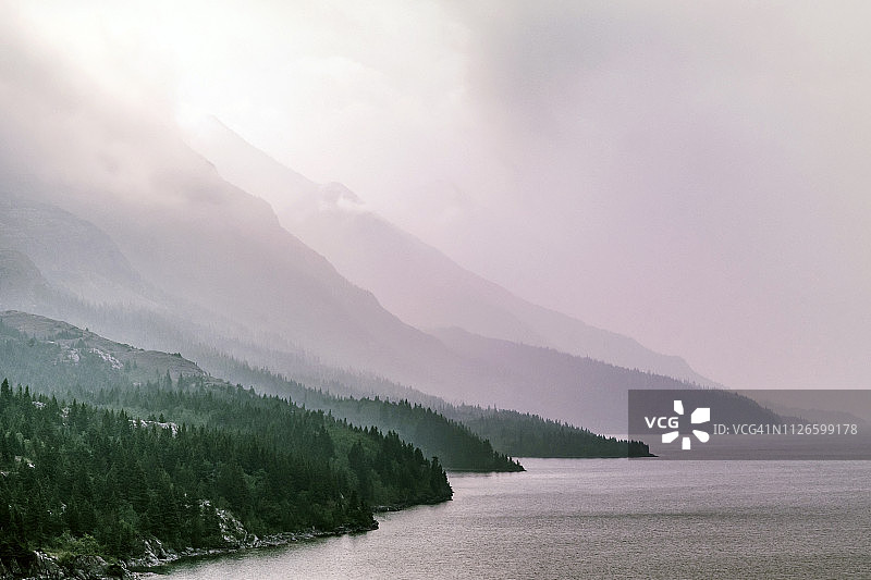 加拿大艾伯塔省沃特顿湖国家公园烟雾景观图片素材