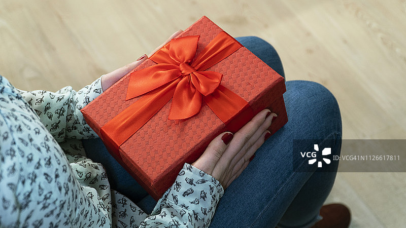 赠送妇女节礼物图片素材