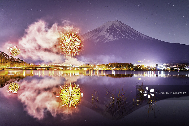 富士山与河口湖中倒映的烟花图片素材