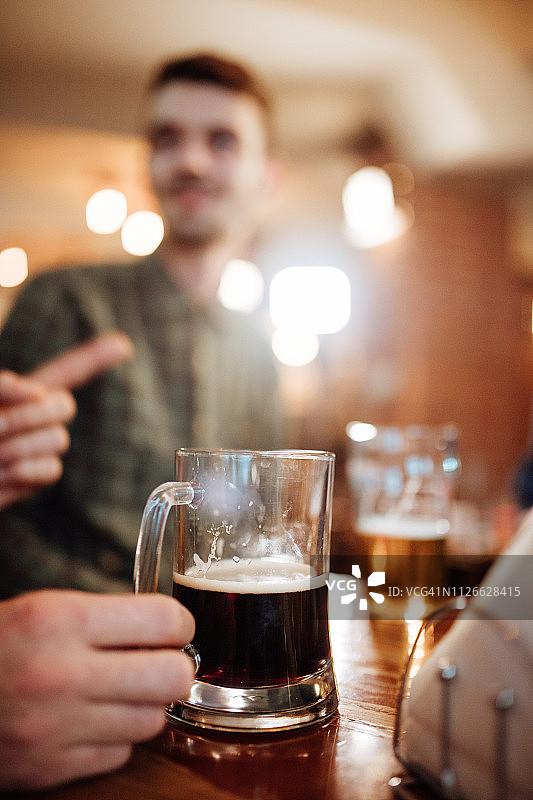 酒吧桌上的黑啤酒特写图片素材