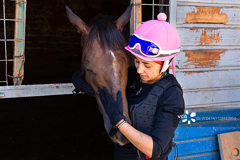 女骑师爱抚马匹图片素材