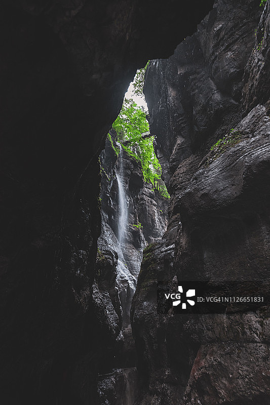 小瀑布从岩石、峡谷或裂缝中流下的小瀑布图片素材