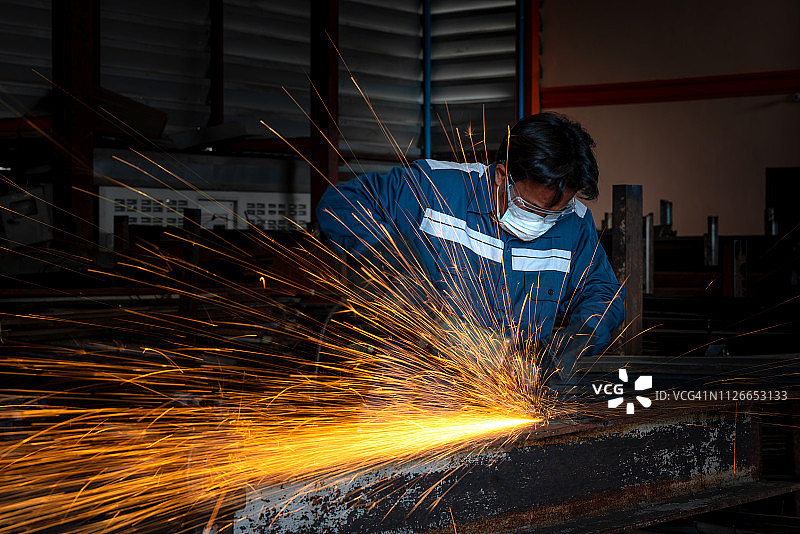 工厂用电动砂轮打磨钢结构图片素材