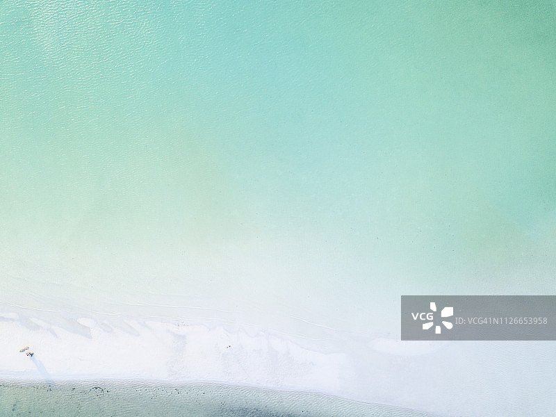 夏季热带海滩遮阳伞航拍图片素材