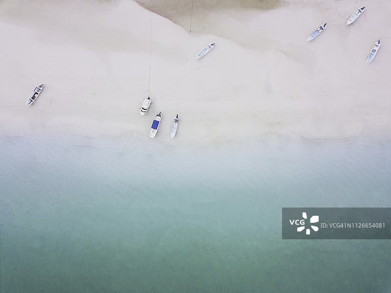 航拍沙滩上的小型渔船图片素材