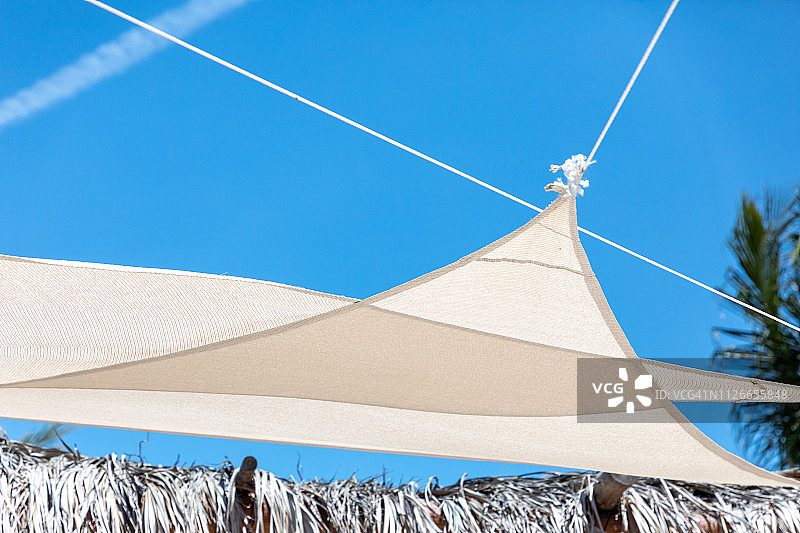 海滩上的遮阳伞特写图片素材