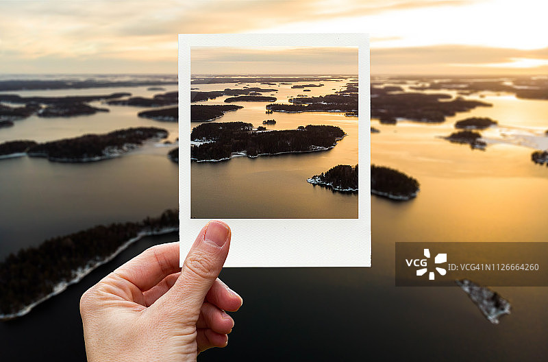 用宝丽来照片框住斯德哥尔摩群岛的鸟瞰图图片素材