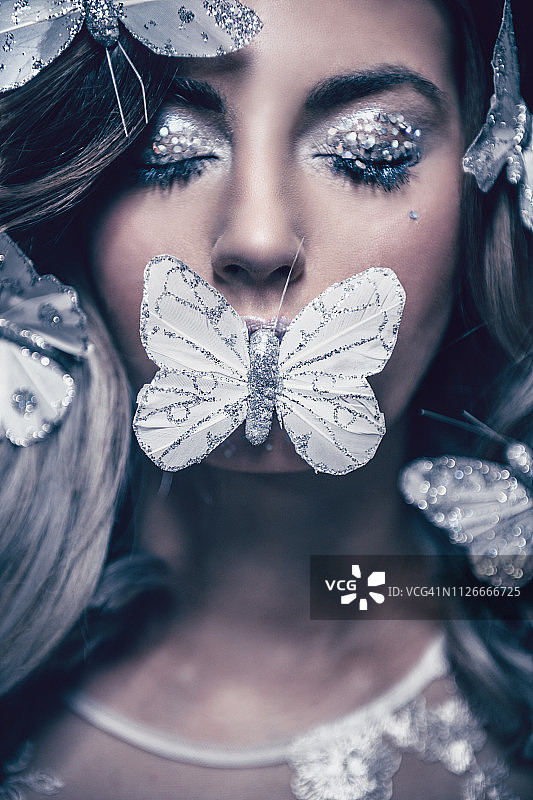 嘴唇上停着蝴蝶的可爱模特图片素材