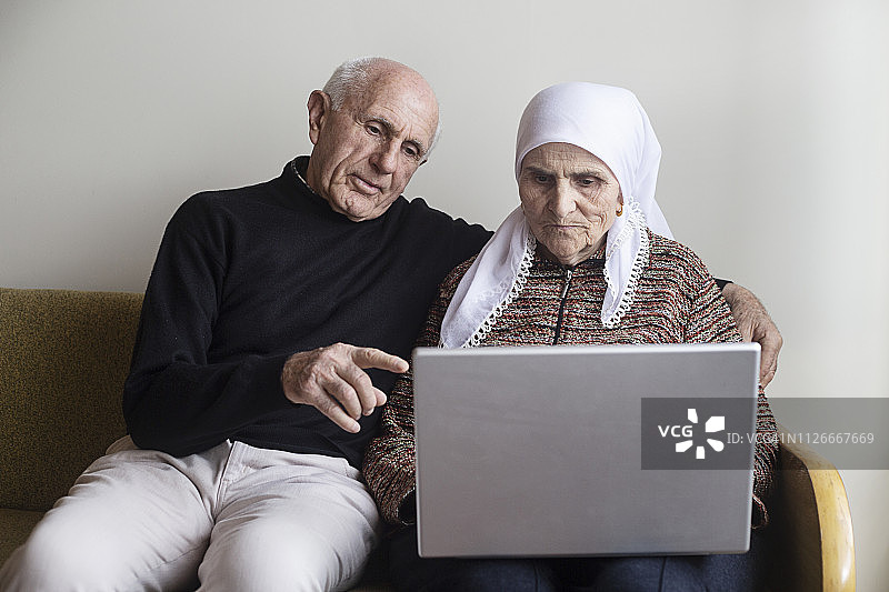 老年夫妇使用笔记本电脑图片素材