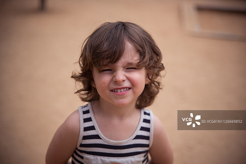 在公园里眨眼的幼儿图片素材