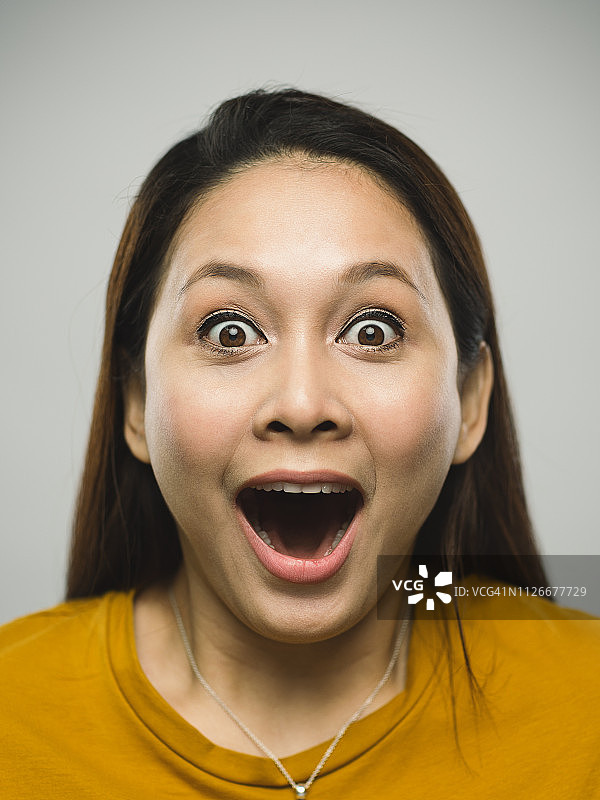 惊讶的马来西亚年轻女子图片素材