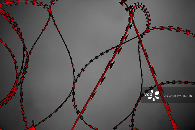 带刺铁丝网围栏细节合成图像图片素材