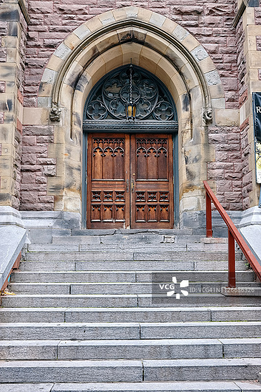 哥特复兴式教堂的历史木制入口门和楼梯图片素材