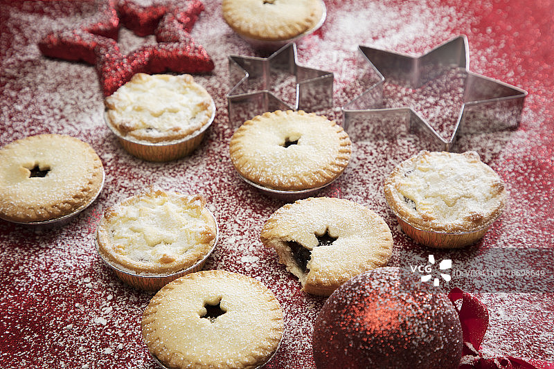 肉馅饼与装饰和糖粉静物俯视图图片素材