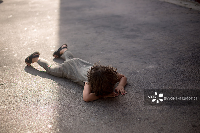 躺在地板上崩溃的幼儿图片素材
