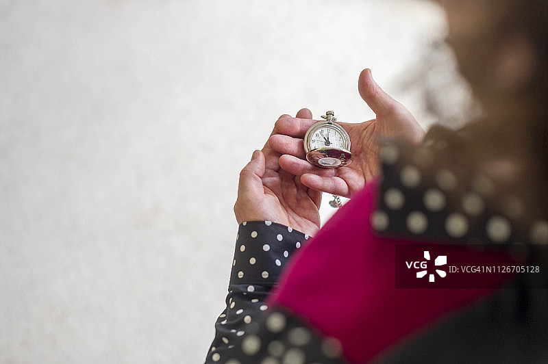 英国坎特伯雷郡利特尔本：男子俯视怀表图片素材