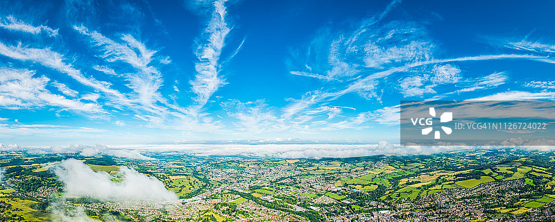 郊区住宅乡村绿色田野村庄全景航拍照片图片素材