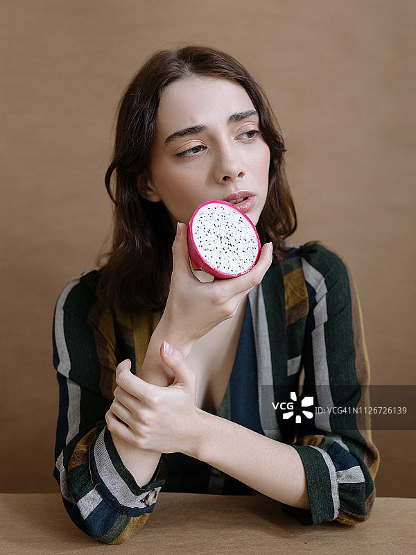 年轻女子在工作室摆姿势图片素材