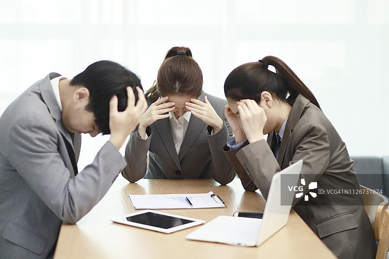有焦虑情绪，双手抱头商务人士图片素材