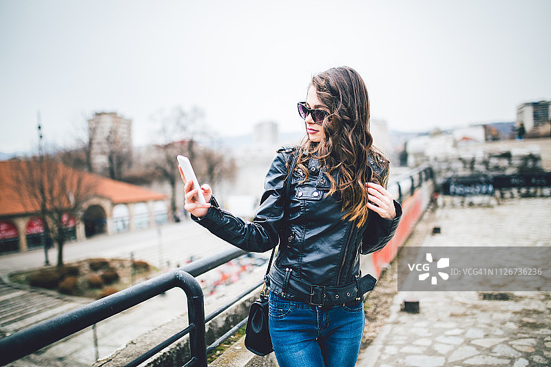 在美好的一天里自拍的年轻漂亮女子图片素材