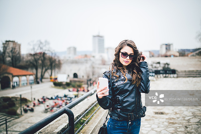 在美好的一天里自拍的年轻漂亮女子图片素材