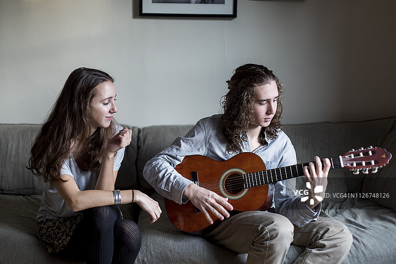 弹吉他图片素材