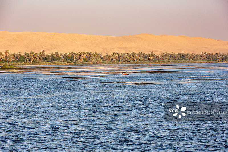 尼罗河上的渔船和渔民图片素材