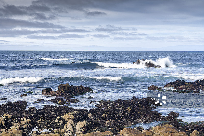 太平洋格罗夫海岸上拍打的海浪图片素材