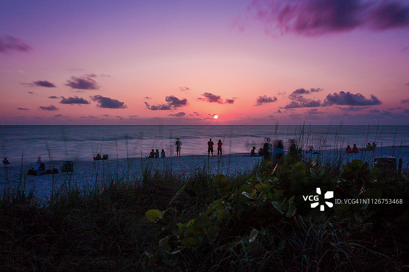 美国佛罗里达州那不勒斯海滩的壮丽日落和宁静的海洋图片素材