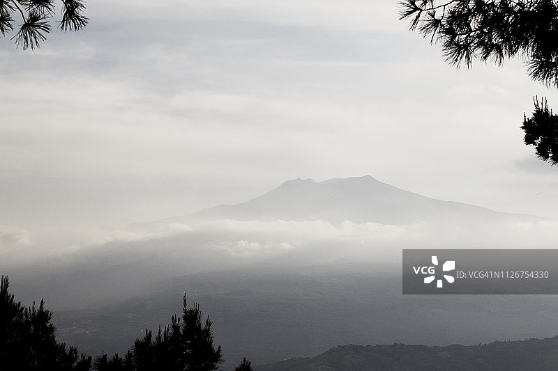 雾中的埃特纳火山图片素材